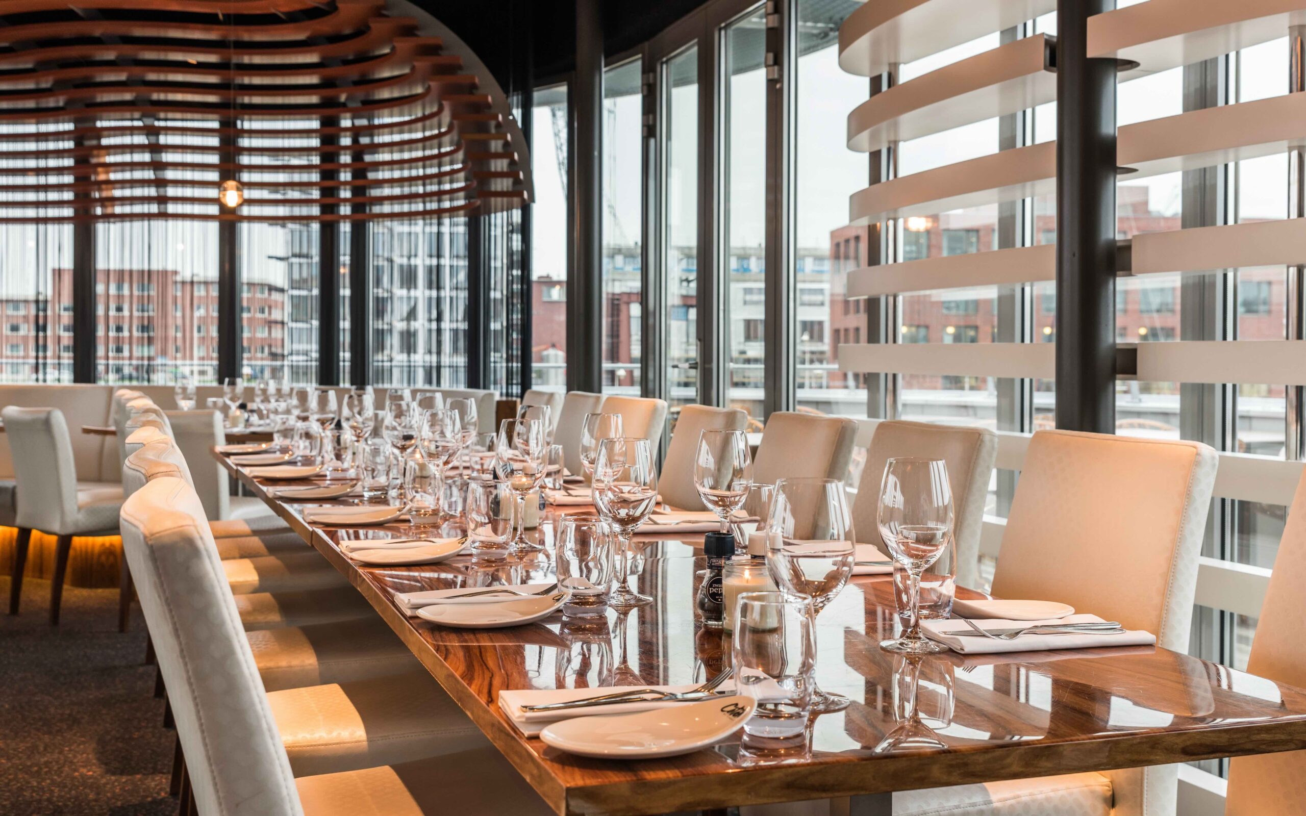 Lange gedekte tafel voor groepsdiner bij Catch by Simonis Scheveningen