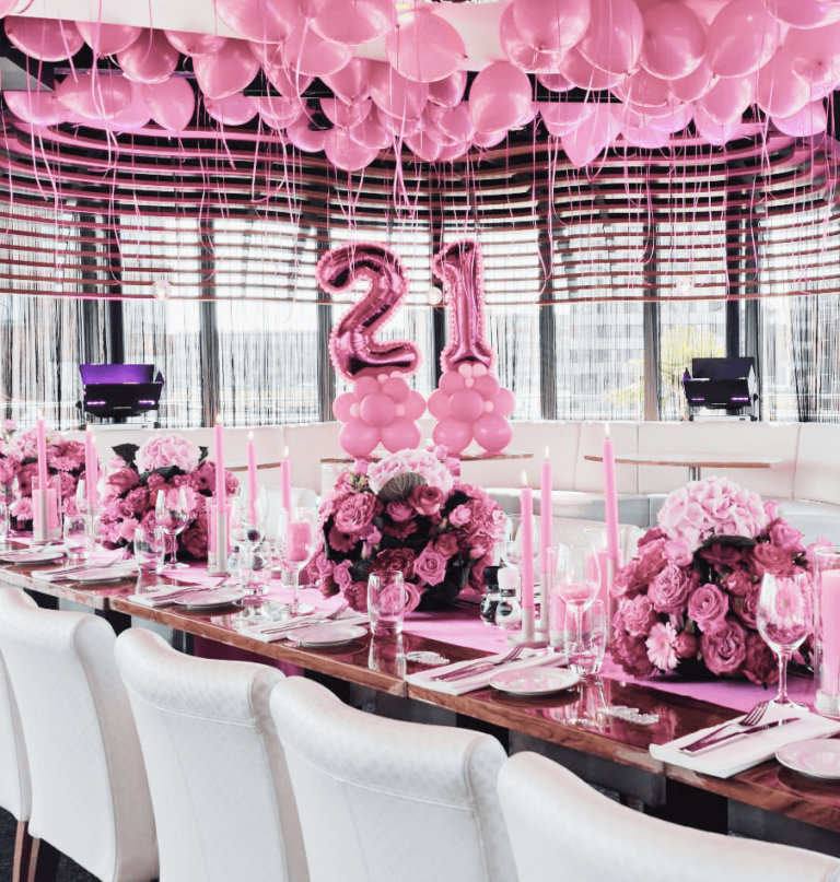 Verjaardagsdecoratie met roze ballonnen en cijfer 21 bij Catch by Simonis Scheveningen