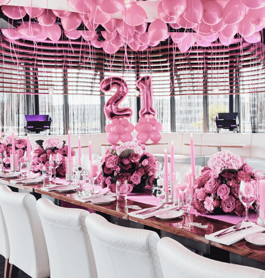 Verjaardagsdecoratie met roze ballonnen en cijfer 21 bij Catch by Simonis Scheveningen