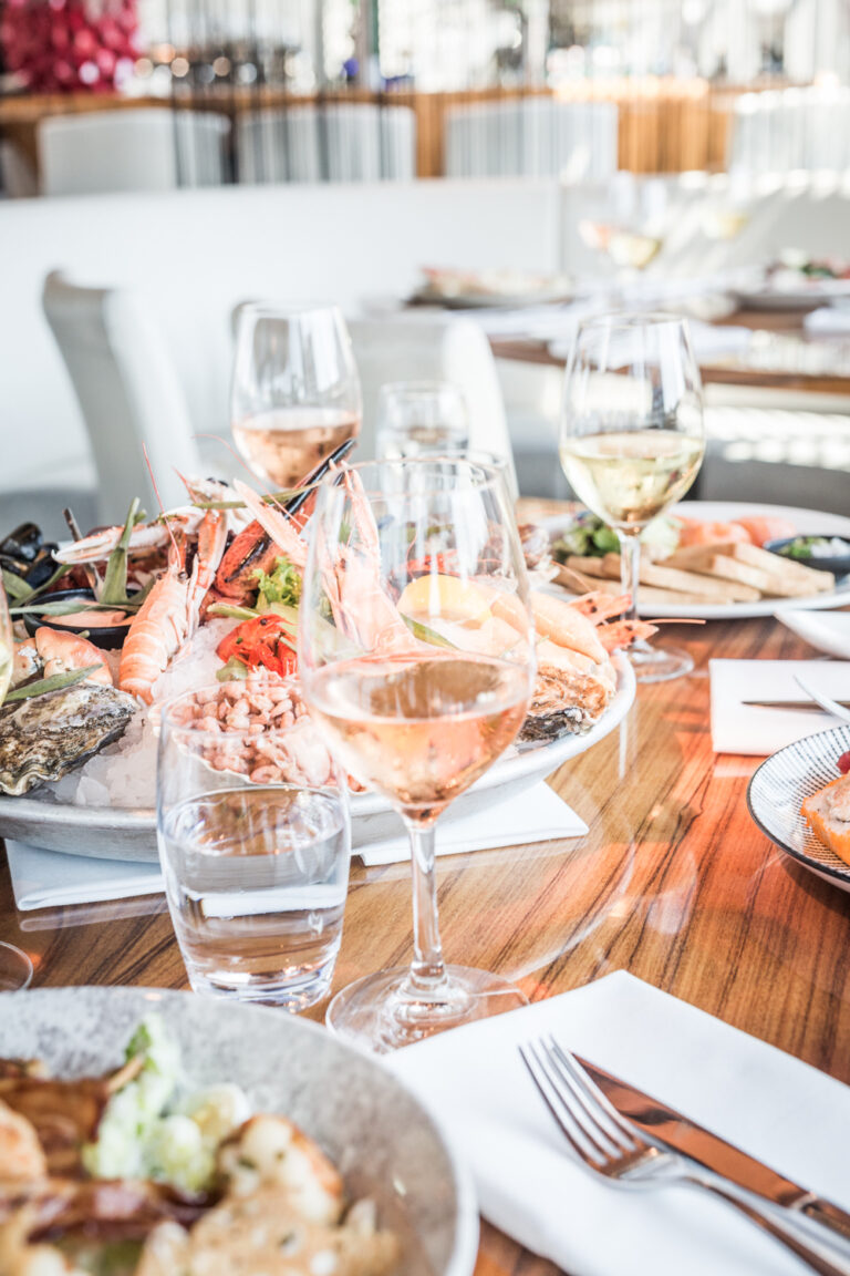 Fruits de mer en witte wijn op tafel bij Catch by Simonis Scheveningen
